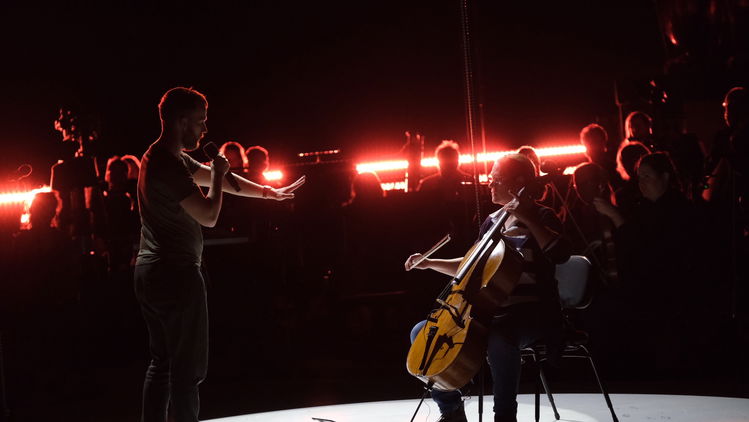 Slampoet Fredrik Høyer og cellist Louisa Tuck.